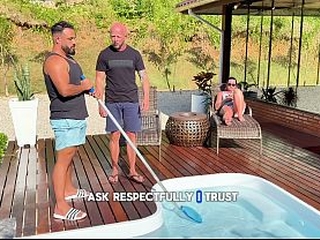 Comi a esposa do meu chefe , que ficou se exibindo enquanto tomava banho de sol na piscina