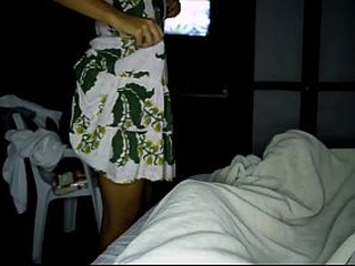 Mujer flaca de gran trasero entra a la habitaci&oacute_n con un vestido y se la follan. porno casero